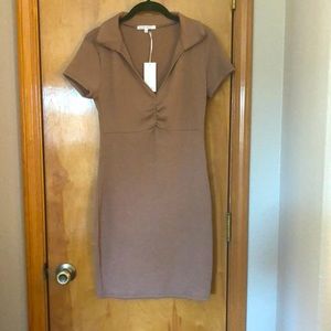 Women’s Large Short Sleeve vertical ribbed material dress with V-neck collar
